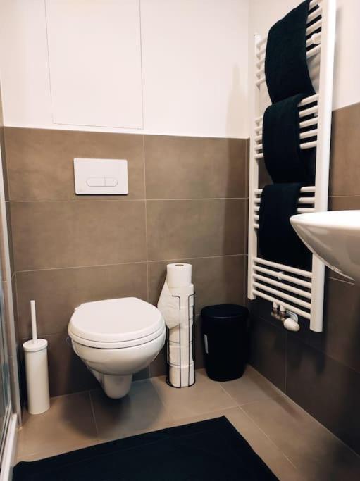 Airport Studio For Two, Free Parking, Airport View Bratislava Exterior foto